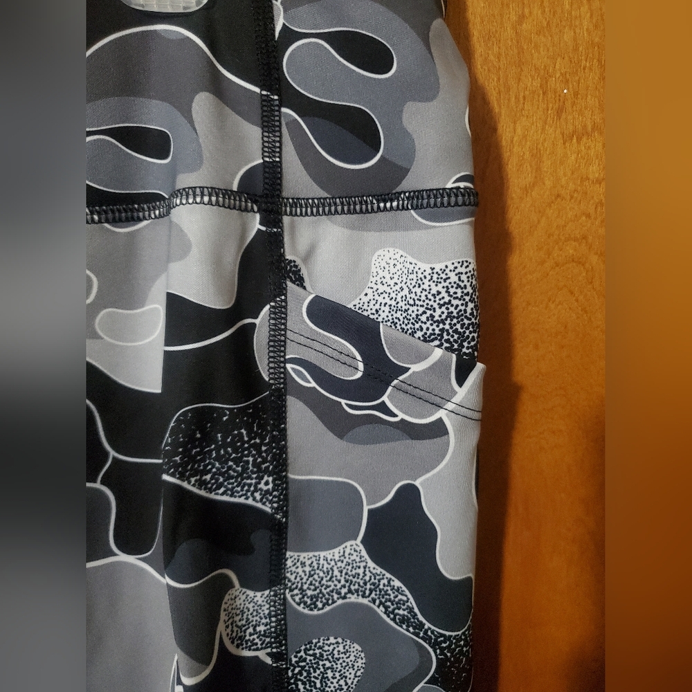 Womens Avia Capri Camouflage Leggings - Gray. Size L. - Picture 3 of 4